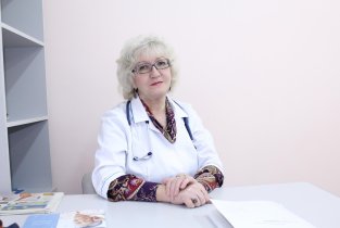 Август