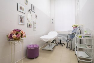 Подружки на улице Карла Маркса