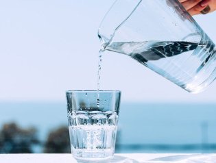 Немецкий диетолог рассказала, почему пить много воды – опасно