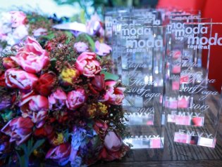 Журнал MODA topical и Косметический бренд EMVY премию «Пара Года – 2019»!
