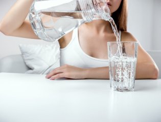 4 способа, как вывести лишнюю воду из организма и избежать отеков