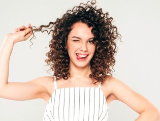 Укрощение строптивых: какой уход нужен волнистым и вьющимся волосам