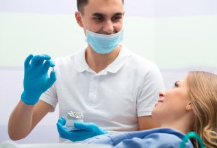 Имплантация зубов за 45 000 рублей.