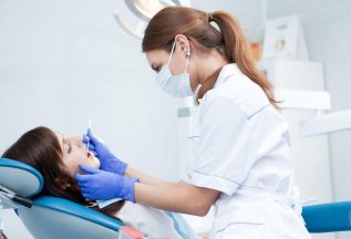 Осмотр врача стоматолога, составление плана лечения
