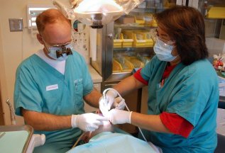Установка микровинта при ортодонтическом лечении