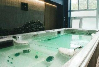 Комплекс из теплого бассейна, джакузи и хаммама