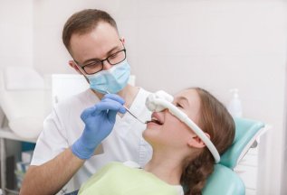 Лечение зубов с закисью азота 1 500 ₽ вместо 3 000 ₽