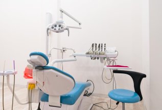 Отбеливание зубов по субботам по 4999р