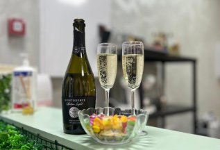 Все выходные всем девушка шампанское для хорошего настроения