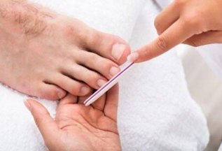 Мужской педикюр классический 2400 рублей