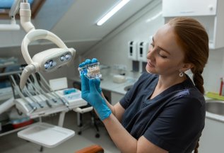 Формирователь десны в подарок при имплантации