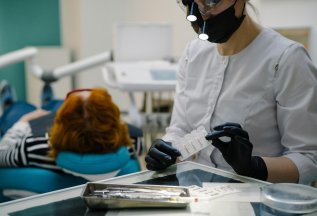 Скидка 15 000 ₽ на имплантацию