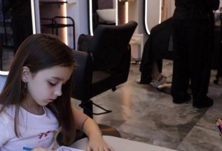 У нас есть детская зона, где ребёнок может вас подождать