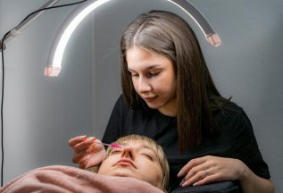 Окрашивание и коррекция бровей + ламинирование ресниц