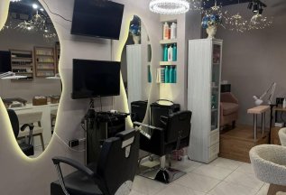 Специалист нашего салона качественно выполняет пирсинг