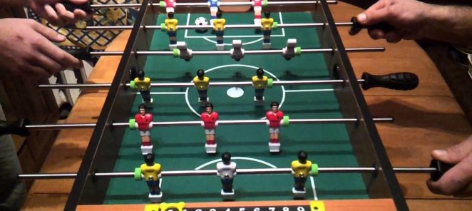 Игра в настольный футбол