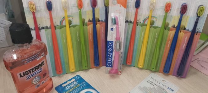 Регулярная профессиональная чистка зубов = подарок