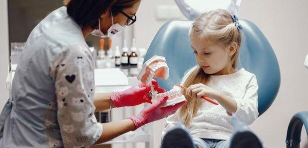 Профессиональная чистка зубов для детей со скидкой 15%