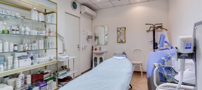 При покупке услуги лазерная эпиляция на 2 зоны 3-я в подарок