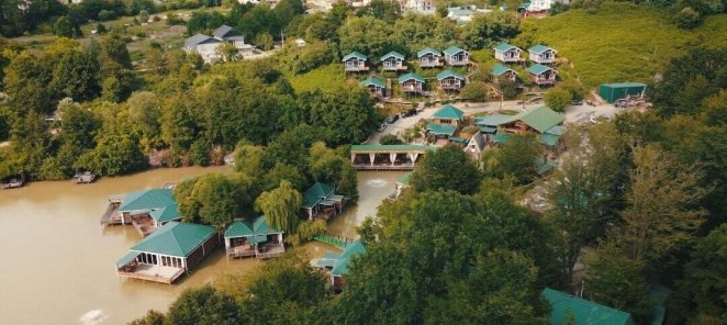Открытая большая веранда с видом на озеро