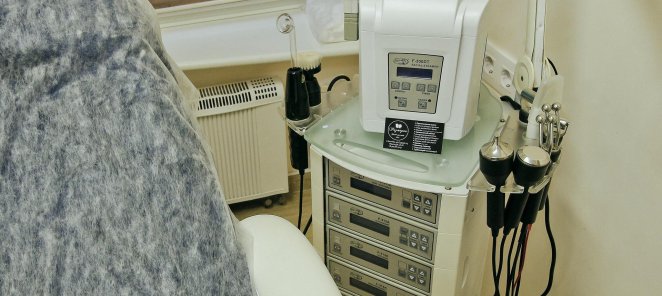 Окрашивание бровей и ресниц + оформление бровей 600 руб.