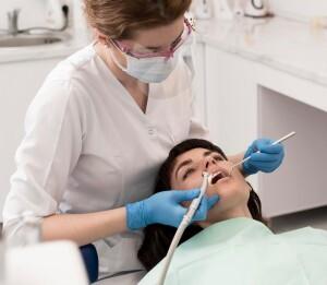 Профессиональная чистка зубов по выгодной цене 2 950 руб