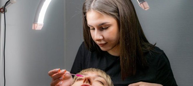 Окрашивание и коррекция бровей + ламинирование ресниц