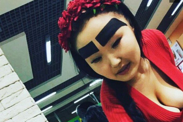 20-летняя якутянка отличилась гигантскими бровями