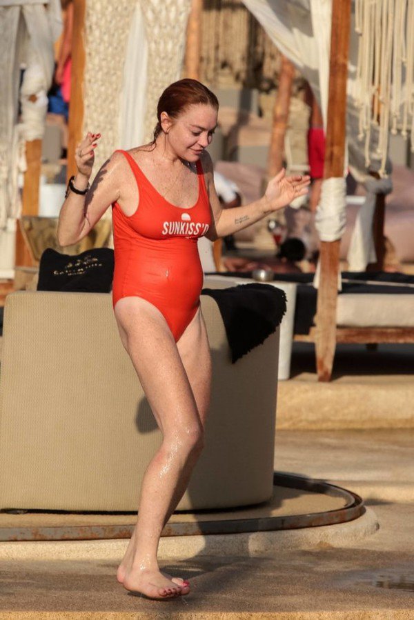 Линдси Лохан продолжает шокировать пляжными фото