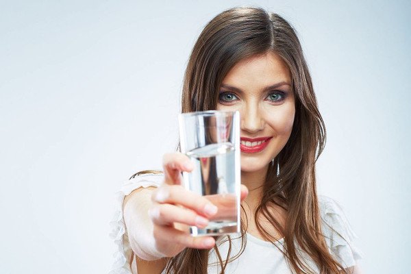 Немецкий диетолог рассказала, почему пить много воды – опасно