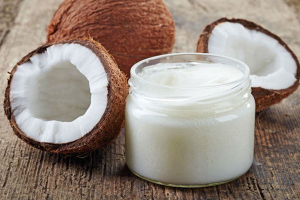 Забота о волосах осенью: эффективный и недорогой уход с помощью кокосового масла