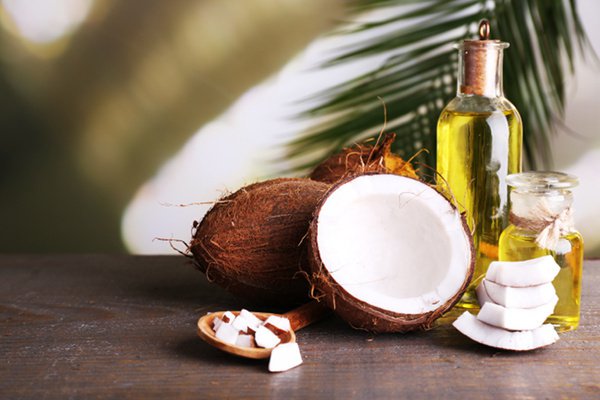 Забота о волосах осенью: эффективный и недорогой уход с помощью кокосового масла