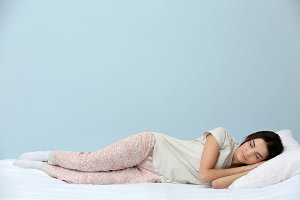 Медики объяснили, как позы во время сна влияют на здоровье