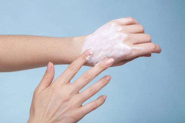 Сухая и потрескавшаяся кожа рук – как защититься от проблемы?