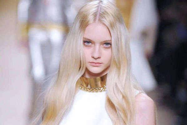 «Холодным блондинкам»: как ухаживать за волосами, чтобы оттенок «не потеплел»