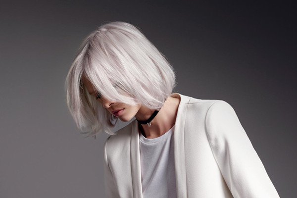 «Холодным блондинкам»: как ухаживать за волосами, чтобы оттенок «не потеплел»