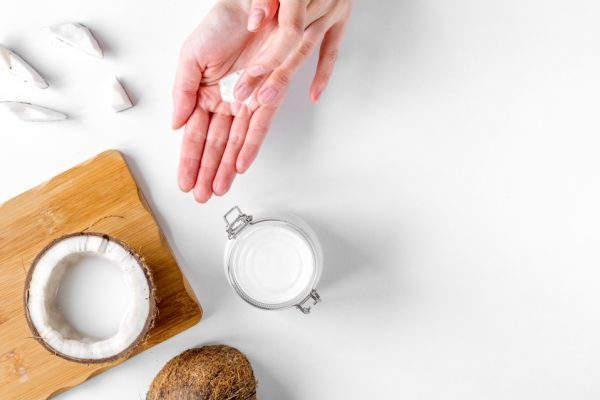 9 способов, как использовать кокосовое масло в домашнем уходе