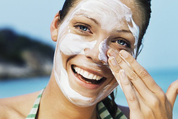 Советы косметологов, как защитить кожу, если вы отправляетесь на море