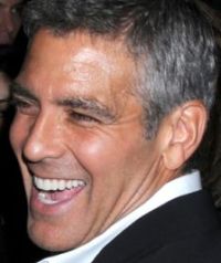 Мужчины следуют за Джорджем Клуни