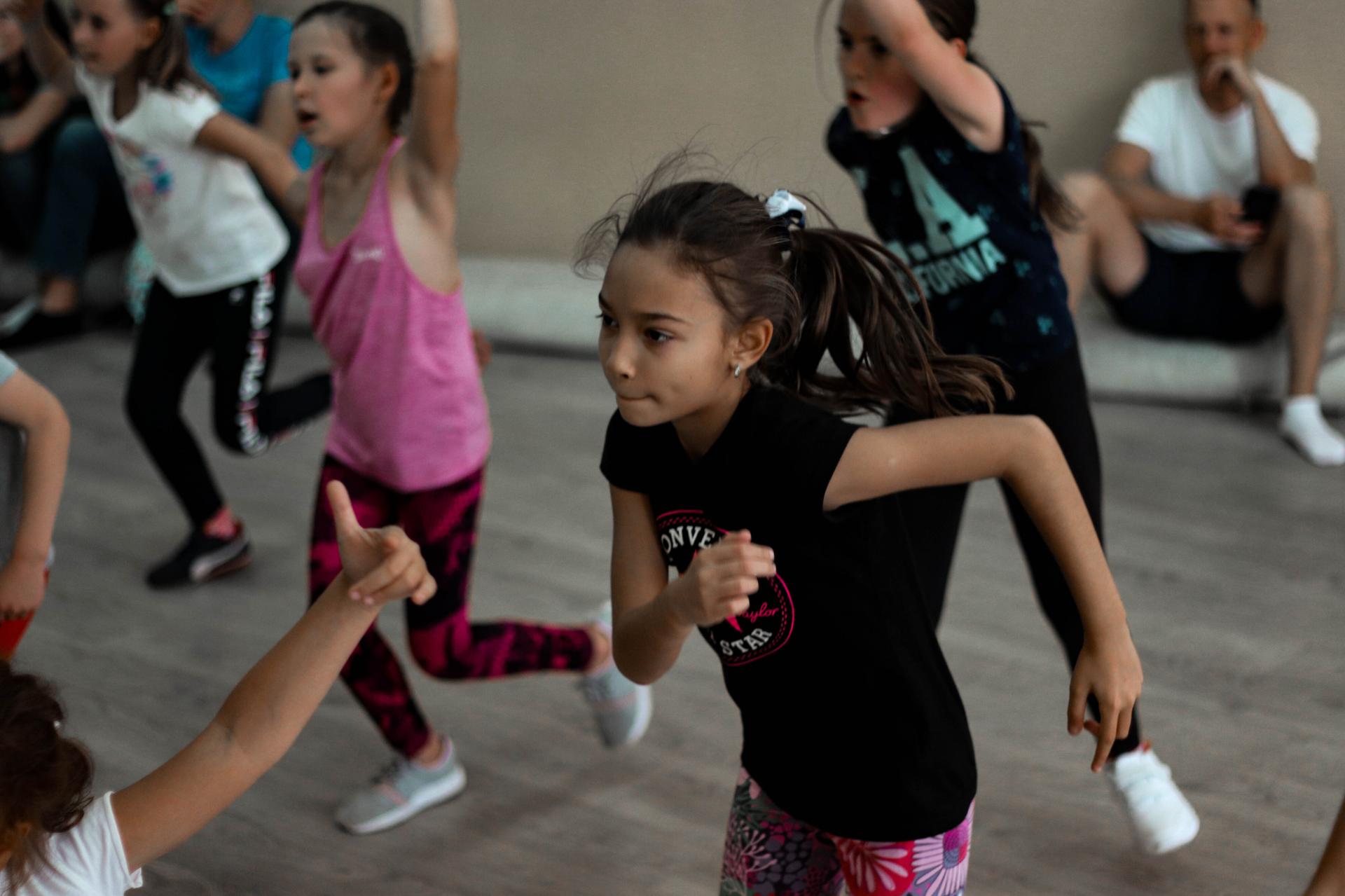 Видео танцев 10 лет. Школа уличных танцев. Детский Вог танец. Танцы 10 летних детей. Приложение школы танцев.