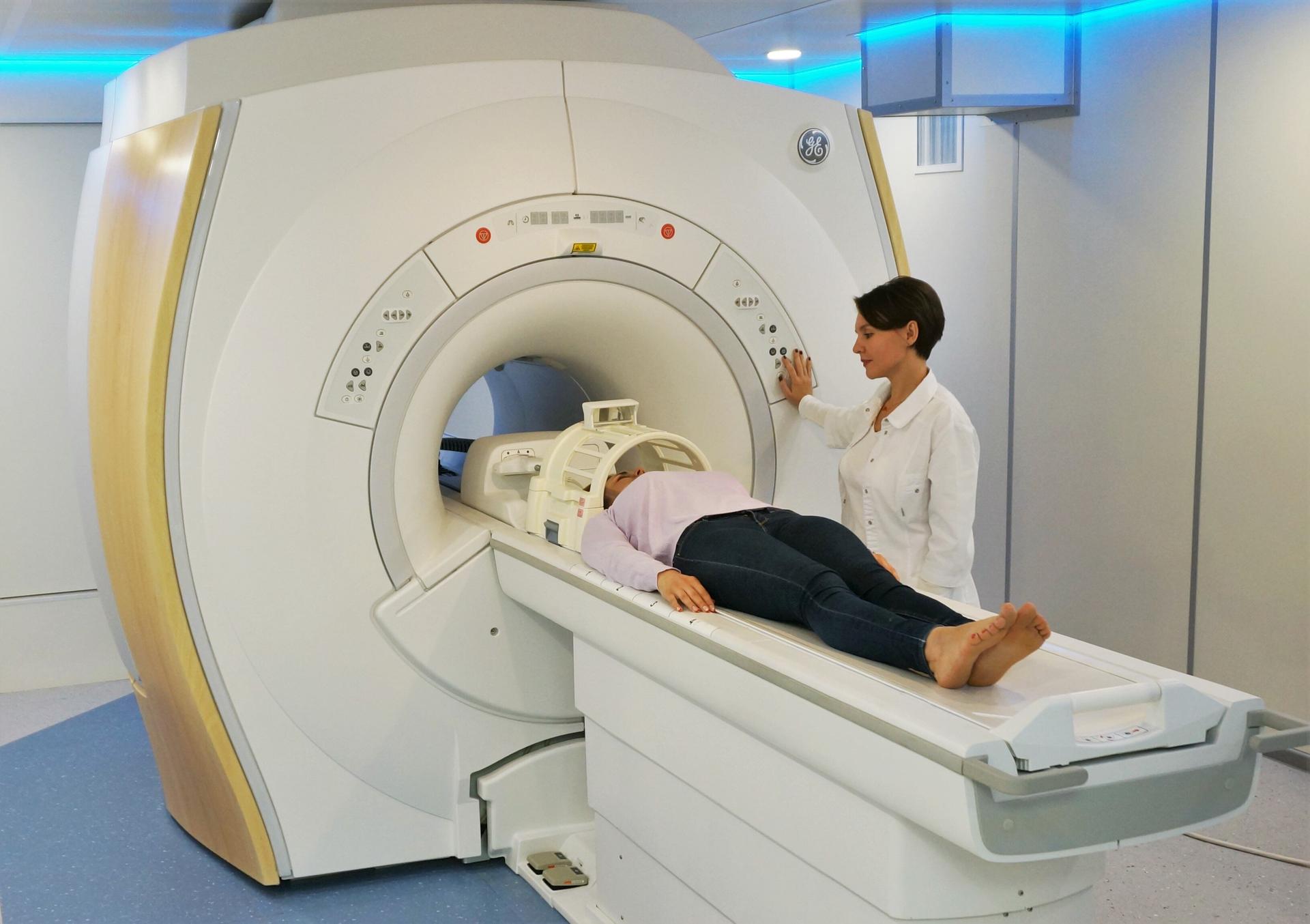 Магнитно резонансная томография как делают. Магнито-резонансная томография головного мозга. Мрт ГМ аппарат. Ge Optima mr360. Кт головного мозга аппарат.