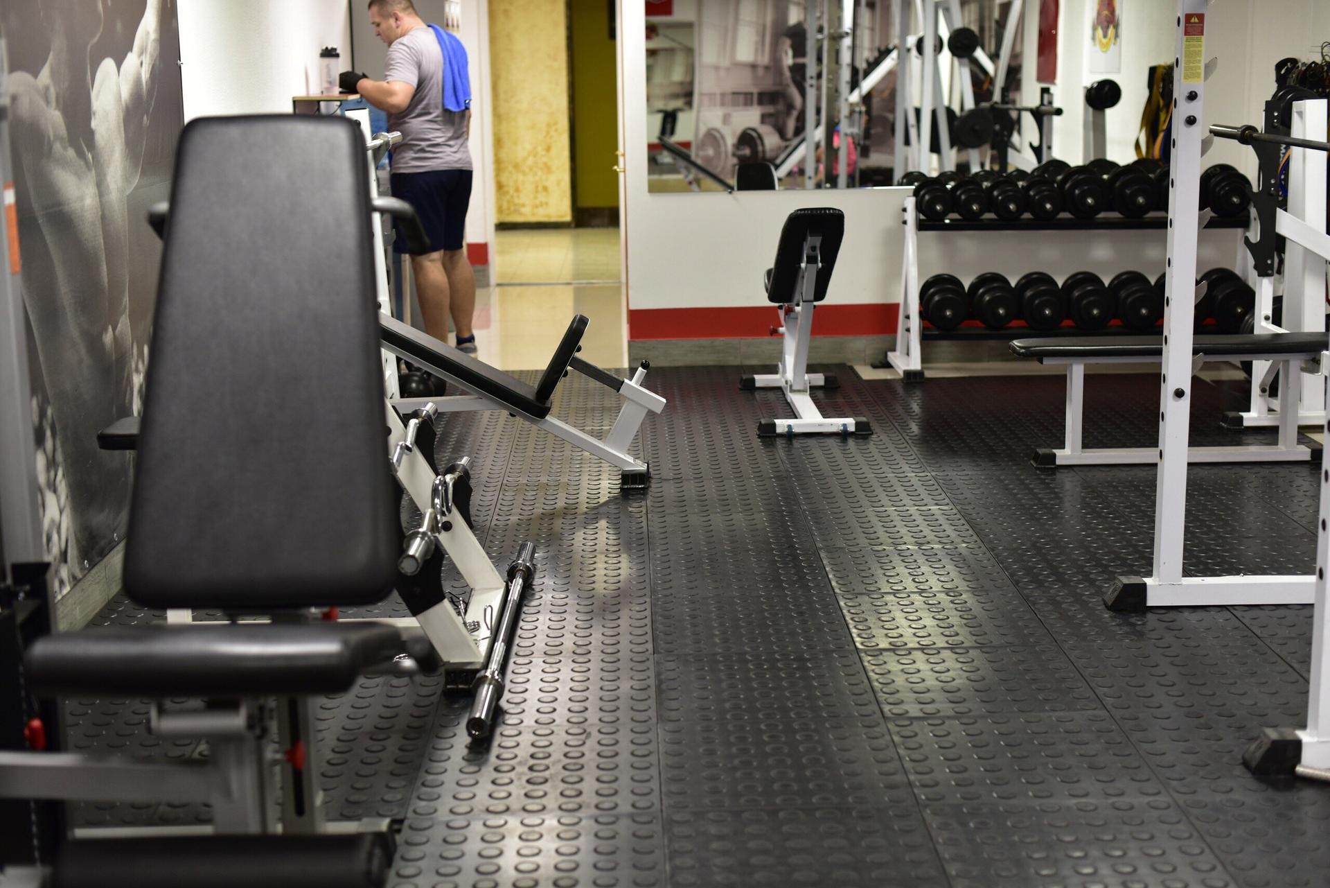 Олдскул владикавказ леваневского номер. Old School Gym Новосибирск. Олд Джим спортклуб погонный. Олд скул спортзал Белгород. Олдскул спортзал.