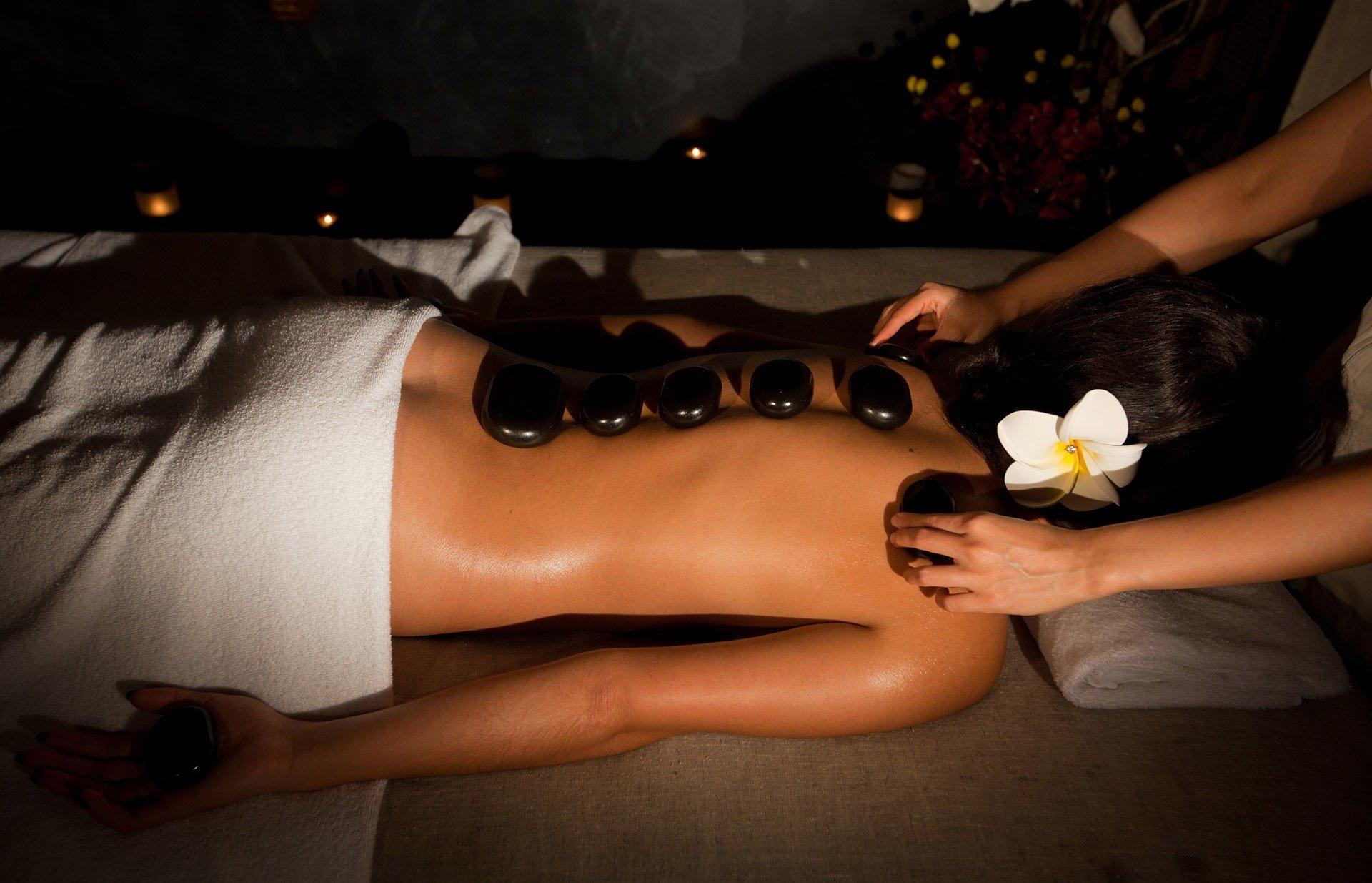 Vk com massage. Стоунтерапия СПБ. Стоунтерапия мужчина. Тайский массаж камнями. Стоунтерапия массаж.