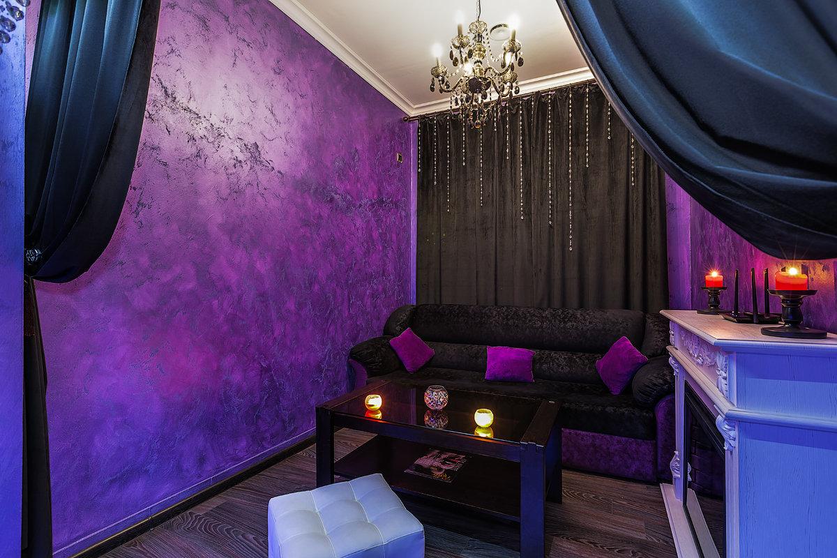 Релакс салон goldengirls24 ru. Фиолетовый цвет массажный салон. Салон эротического массажа интерьер.