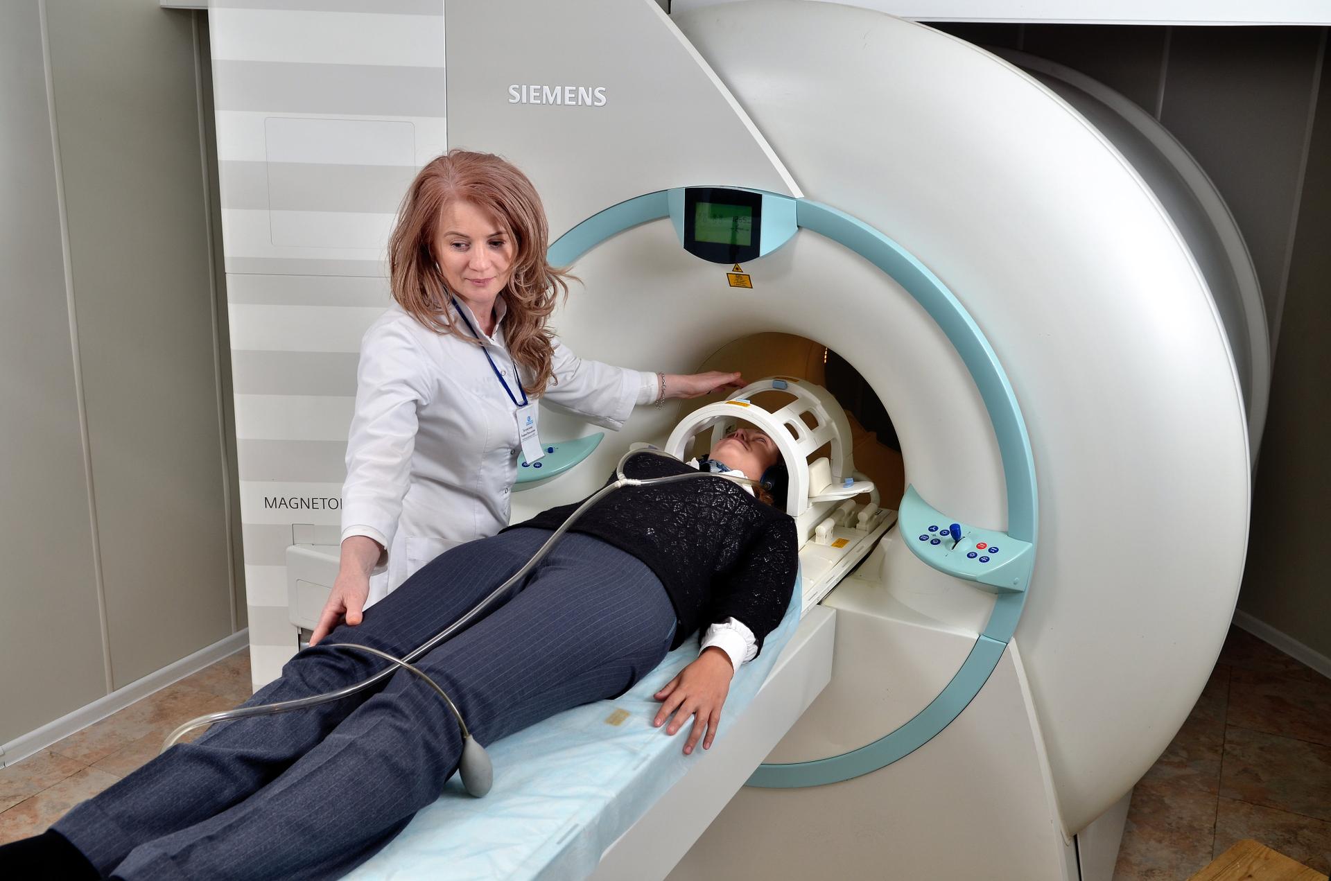 Мрт головного мозга в центре. Мрт головы. Компьютерная томография кт головного мозга. Магниторезонансная томография головного мозга. Компьютерная томография головы аппарат.