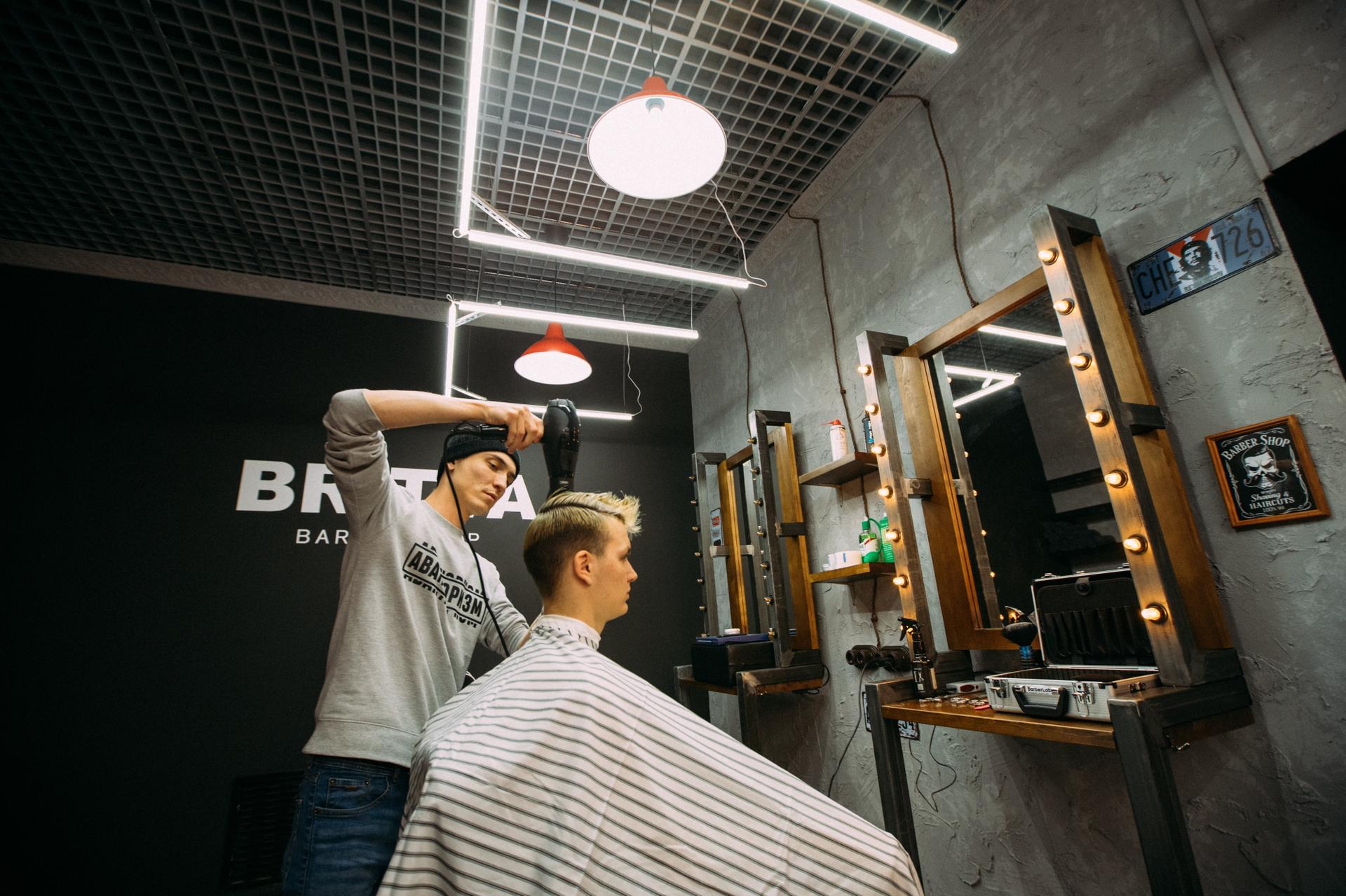 Барбершоп омск. Barbershop BRITVA, Омск. Барбершоп бритва Омск. Сан Сити Омск барбершоп. Барбершоп Аксай.