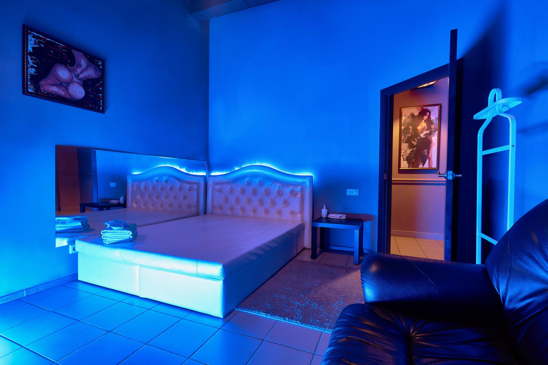 Массажный салон goldengirls24 ru. Массажный салон интерьер. Комната для эротического массажа. Синяя подсветка для комнаты. Спальня в эротическом стиле.